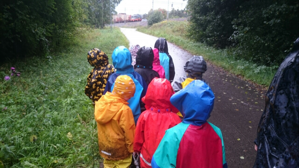 Förskolebarn i regnkläder