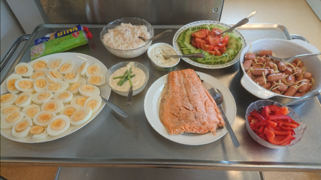 Påsklunch, ägg, lax, såser, grönsaker, prinskorv med spaghetti.