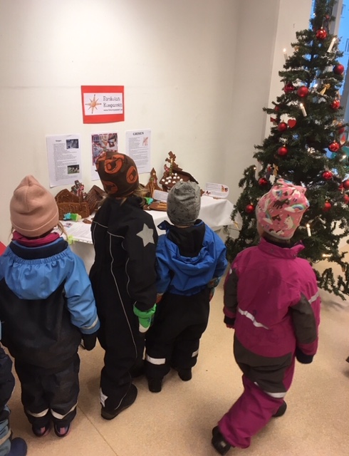 Barn som tittar på pepparkakshus och figurer