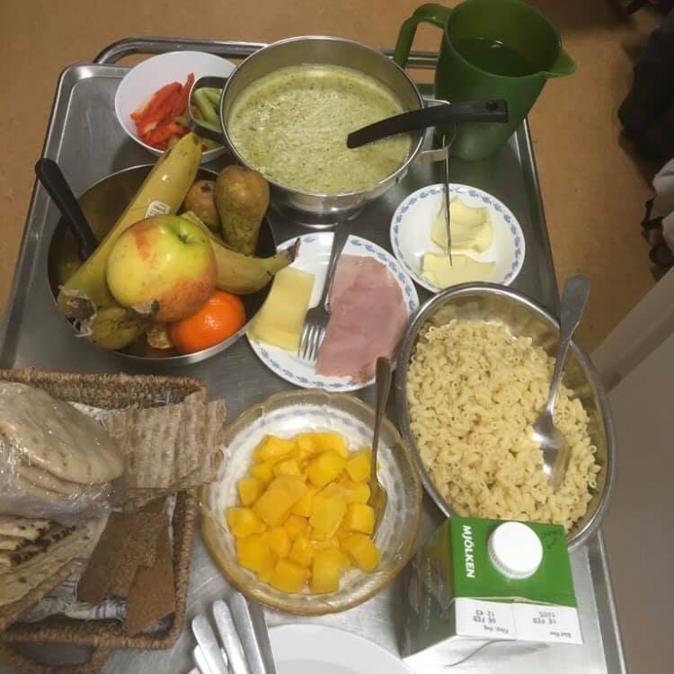 broccolisoppa med tillbehör på serveringsvagn