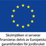 EU-flagga med texten skolmjölken vi serverar finansieras delvis av Europeiska garantifonden för jordbruket.